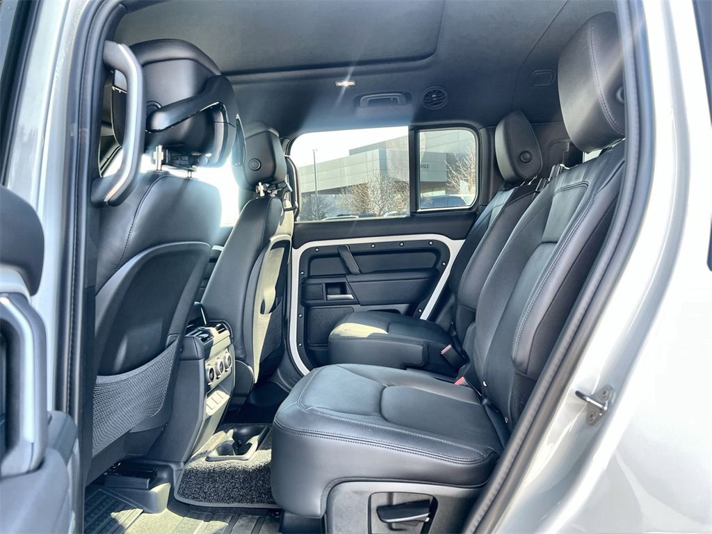 Used 2026 Land Rover Defender 130 X-Dynamic SE image 15
