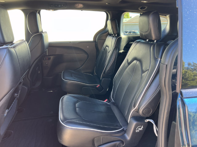 Used 2025 Chrysler Pacifica Limited FWD image 5