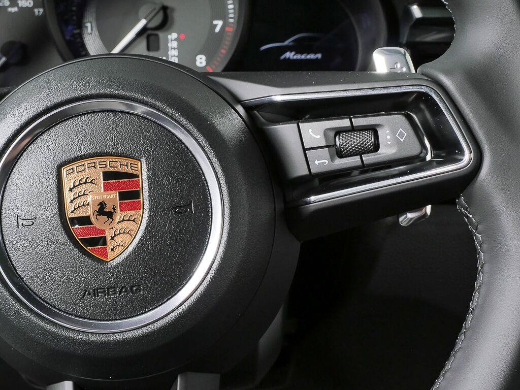Certified 2026 Porsche Macan AWD/4WD image 11