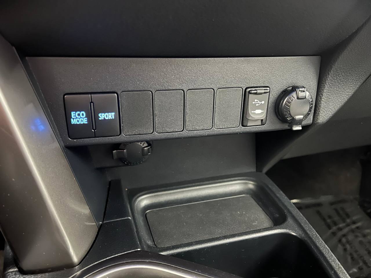 Used 2018 Toyota RAV4 XLE w/ Plus Extra Value Package image 22