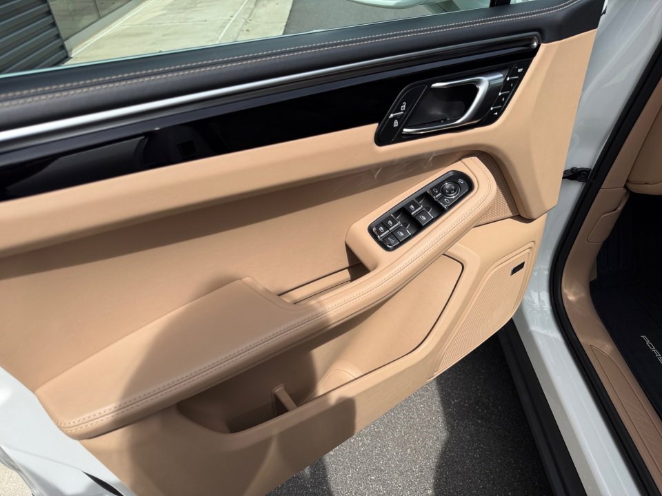 Certified 2023 Porsche Macan image 21