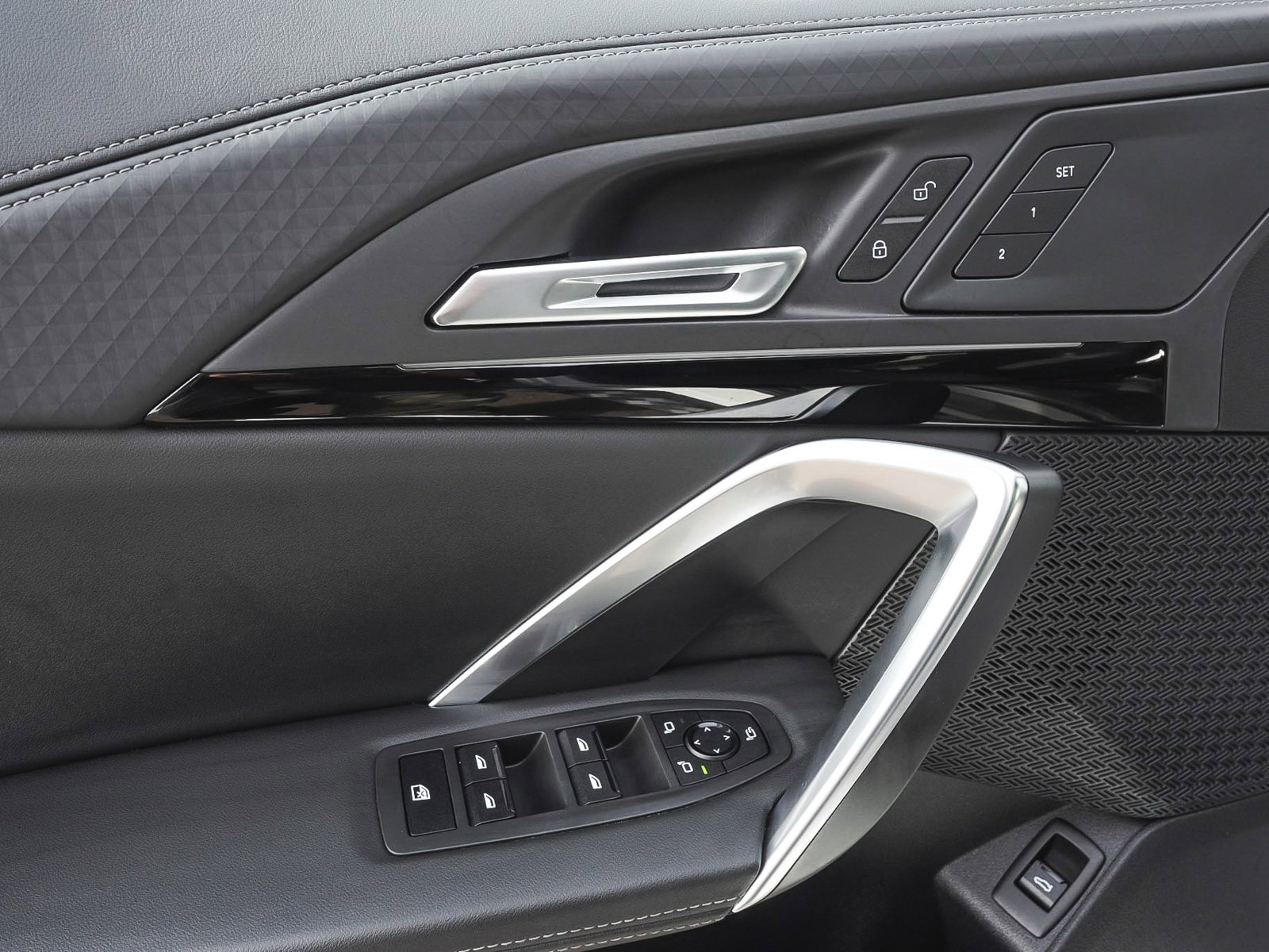 Used 2025 BMW X2 xDrive28i image 8