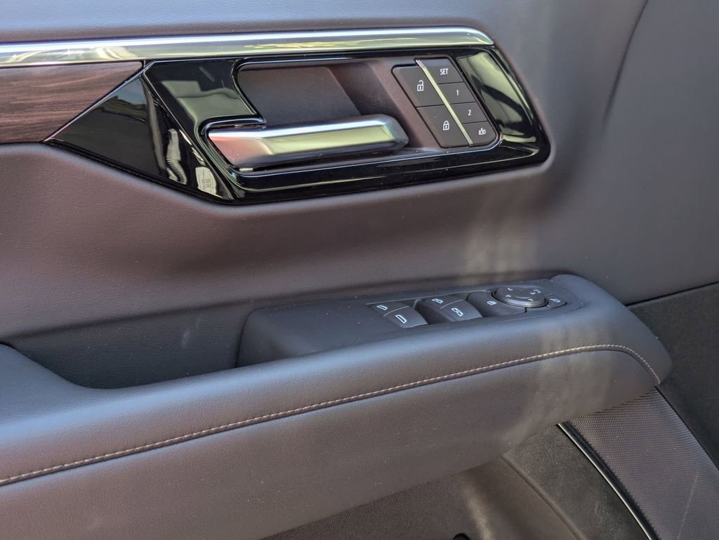 Used 2025 Chevrolet Tahoe LT AWD/4WD image 17