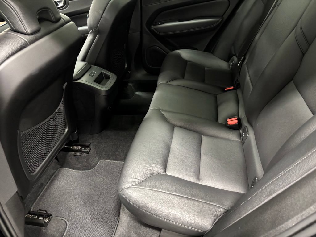 Used 2022 Volvo XC60 B5 Momentum w/ Climate Package AWD/4WD image 40