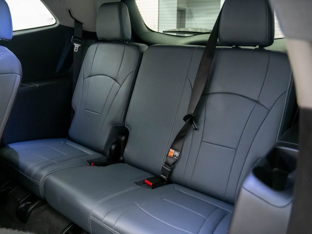 Used 2019 Buick Enclave Essence w/ LPO, Sport Appearance Package image 18