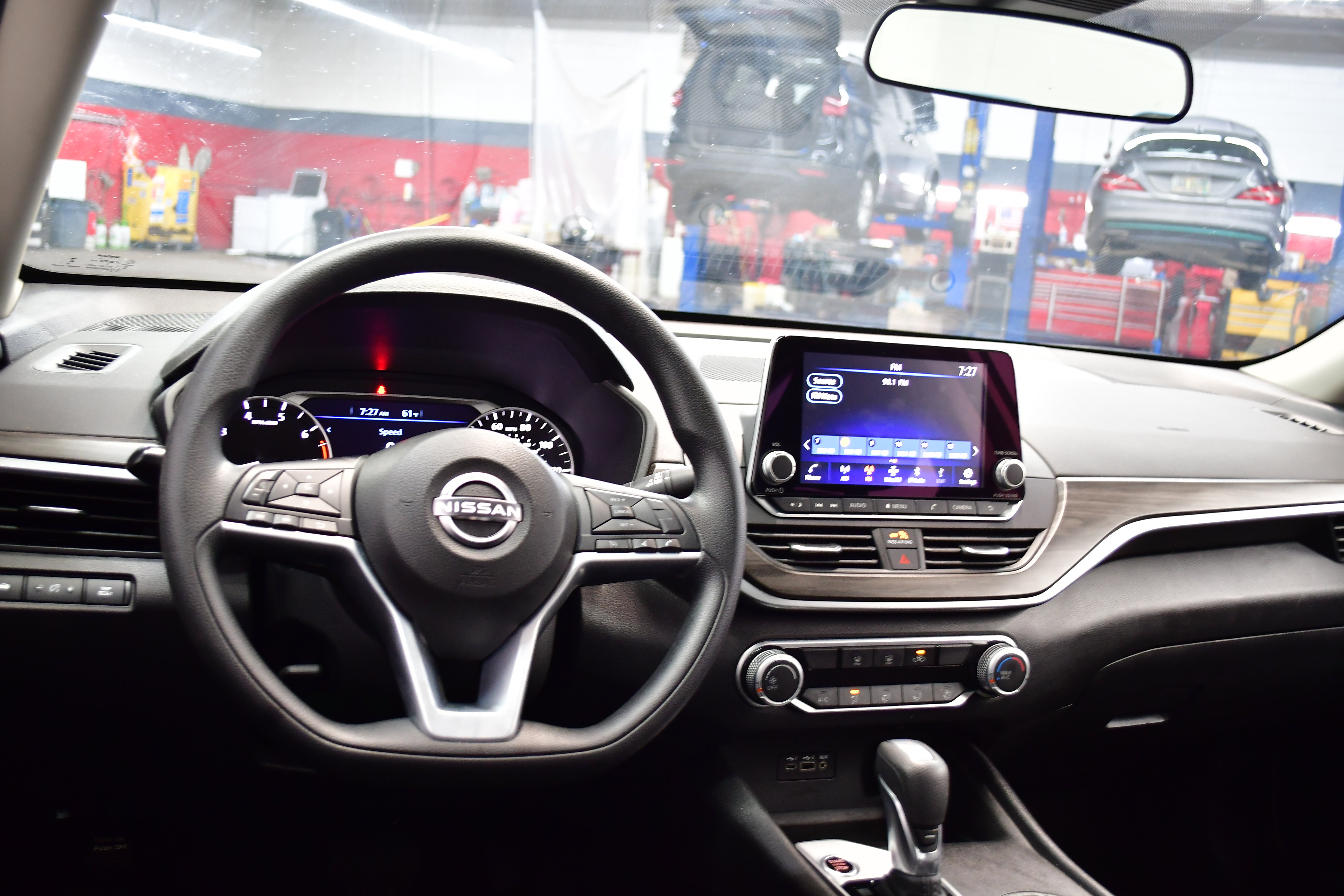 Used 2025 Nissan Altima 2.5 SV image 8