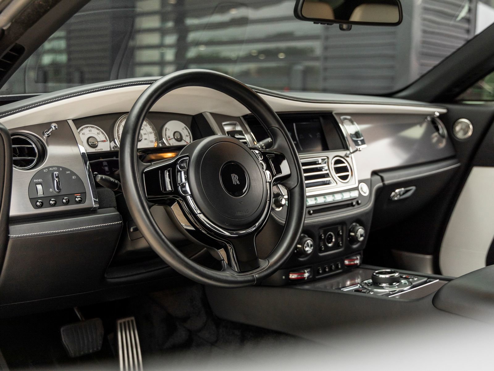 Used 2018 Rolls-Royce Wraith RWD image 32