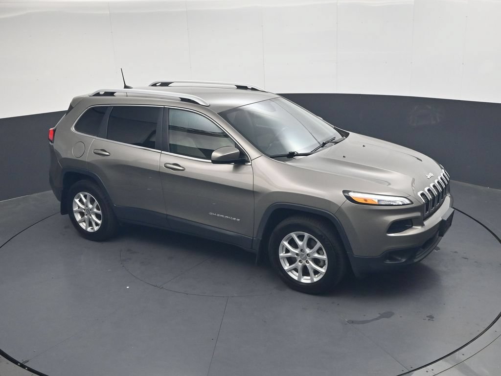 Used 2018 Jeep Cherokee Latitude w/ Cold Weather Group AWD/4WD image 31