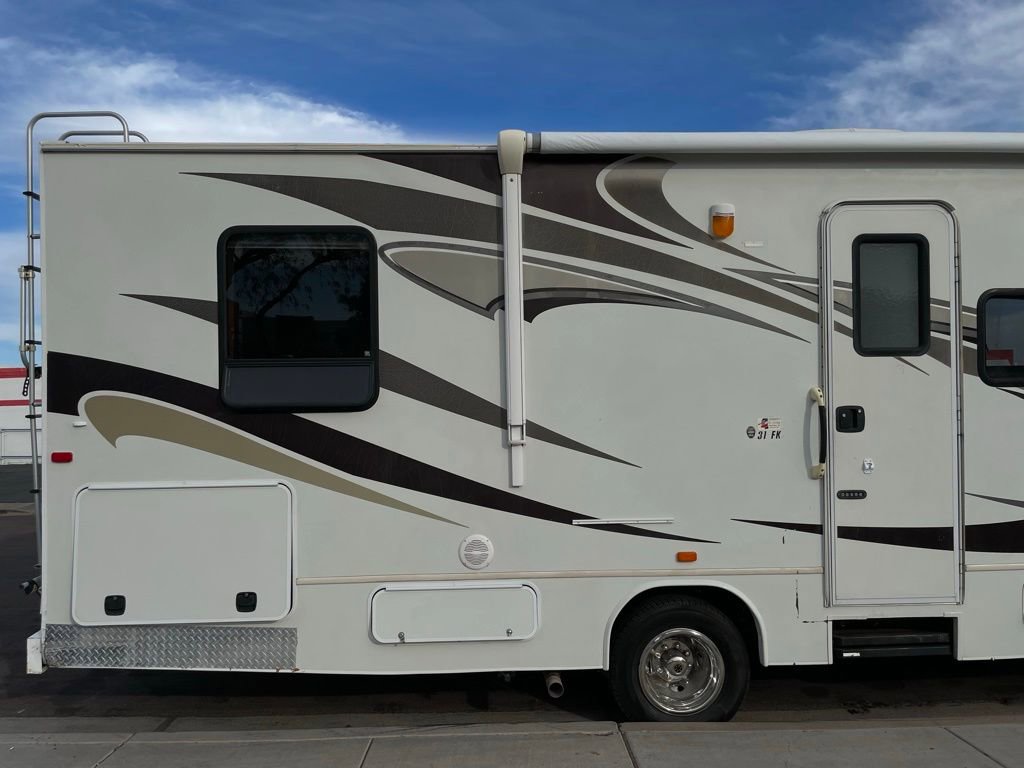 Used 2013 Ford E-450 and Econoline 450 Super Duty w/ Motorhome Prep Pkg RWD image 10