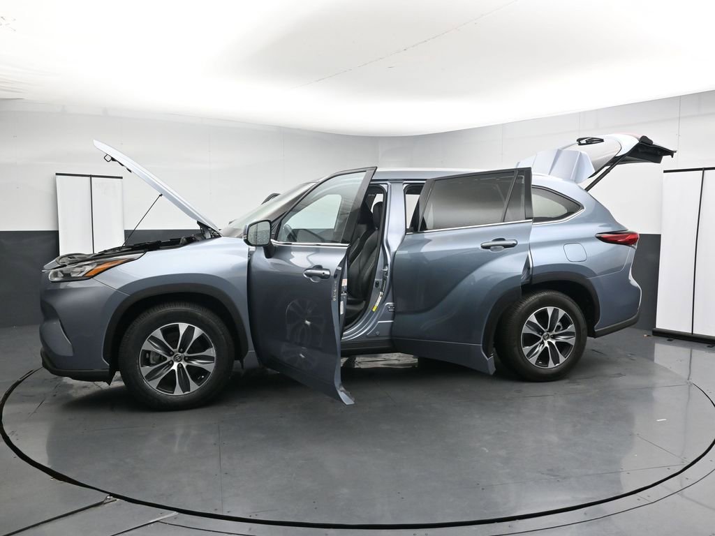Used 2020 Toyota Highlander XLE FWD image 39