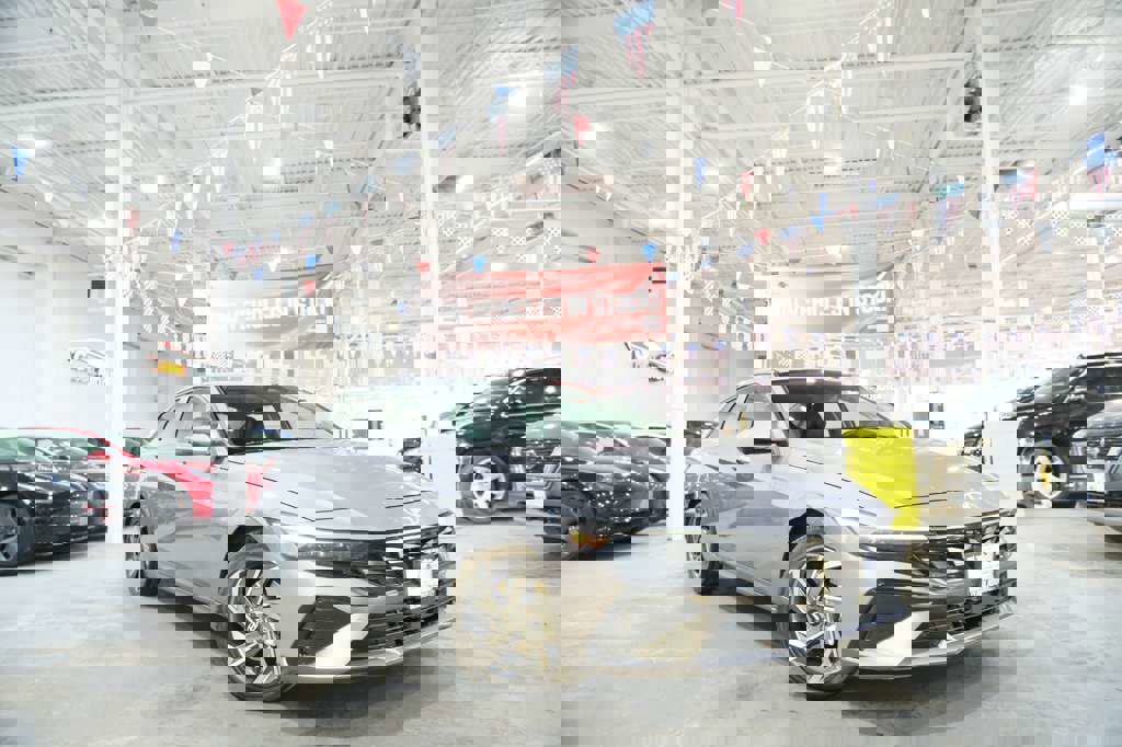 Used 2024 Hyundai Elantra Limited image 2