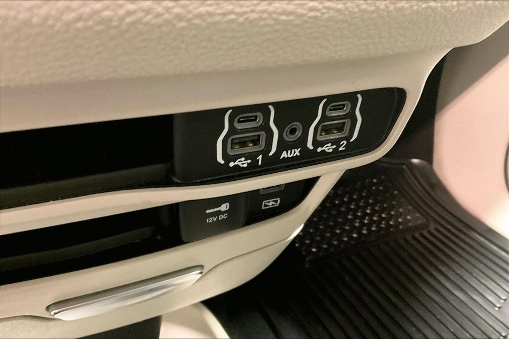 Used 2022 Chrysler Pacifica Touring-L FWD image 28