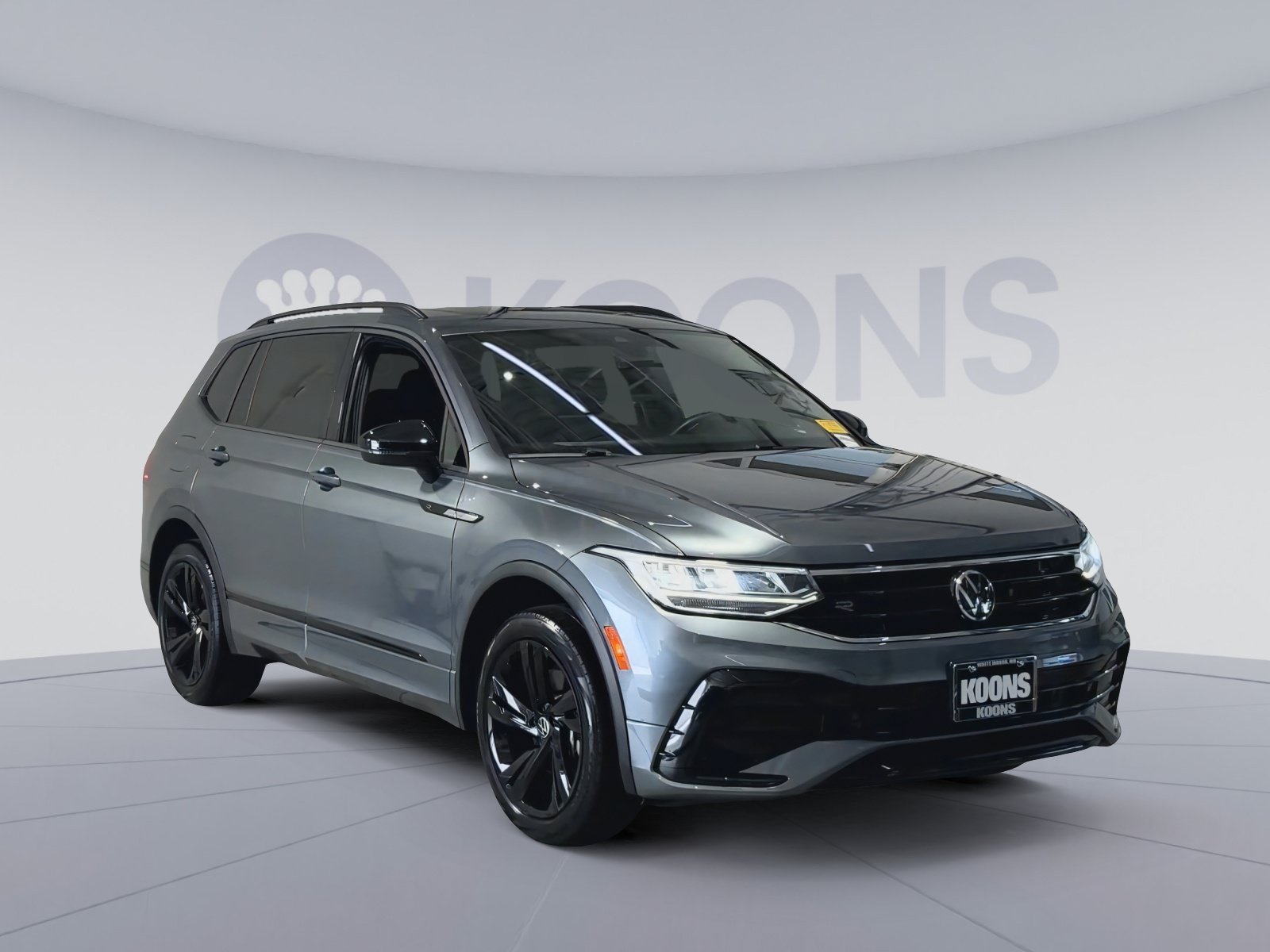 Used 2024 Volkswagen Tiguan SE R-Line AWD/4WD image 2