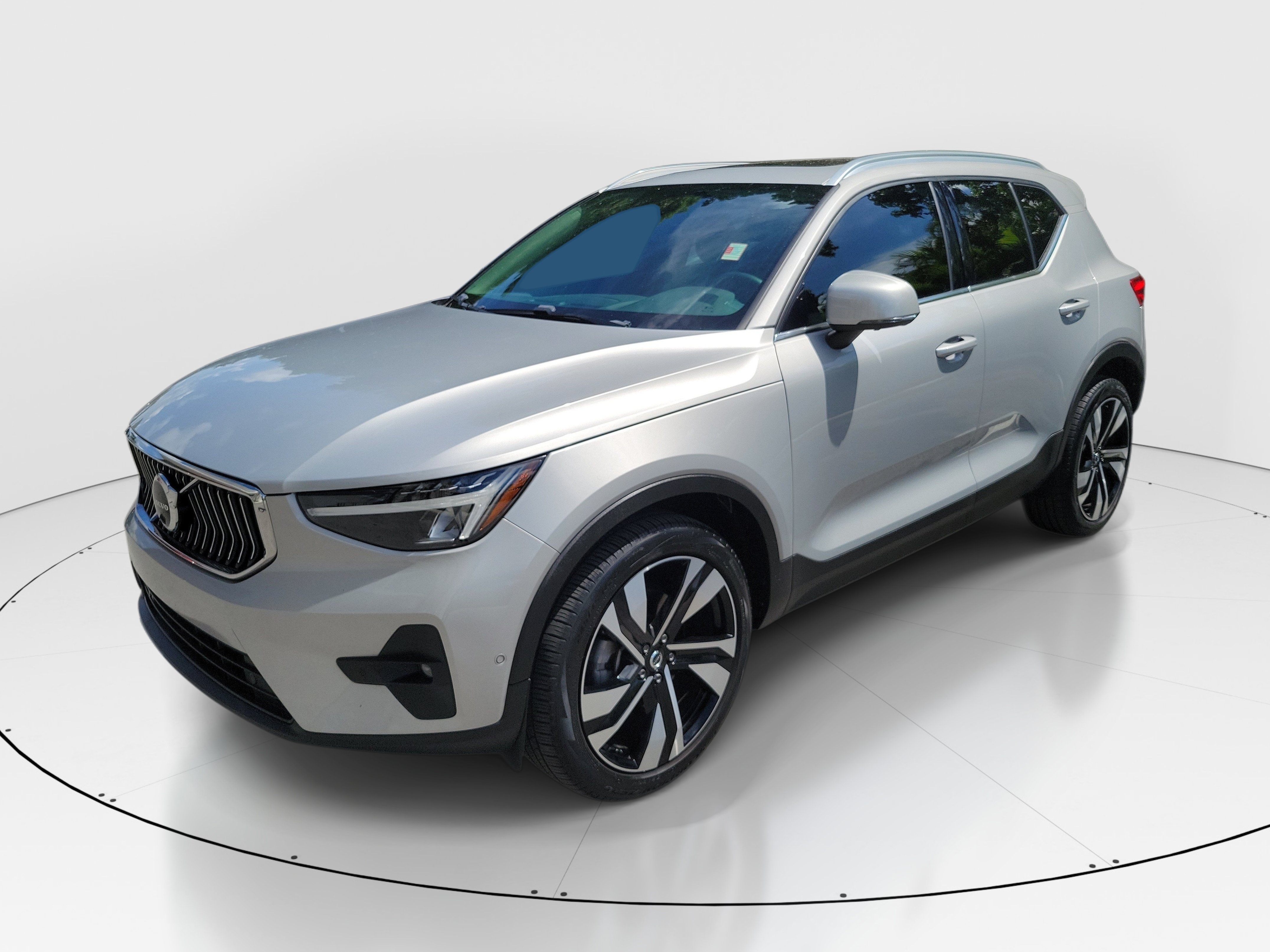 Used 2023 Volvo XC40 B5 Plus w/ Driver Assist Package AWD/4WD image 3