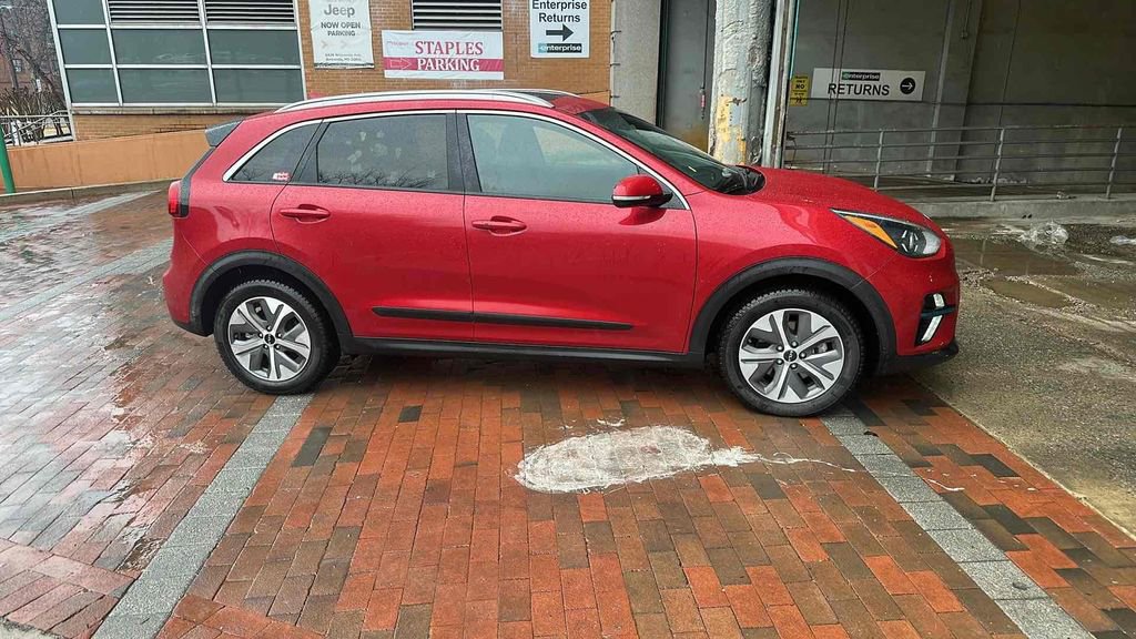Used 2022 Kia Niro EX Premium w/ Cold Weather Package image 2
