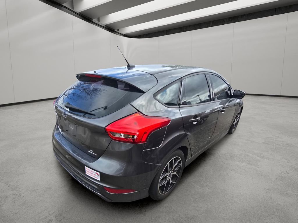 Used 2016 Ford Focus SE w/ SE Sport Package image 9