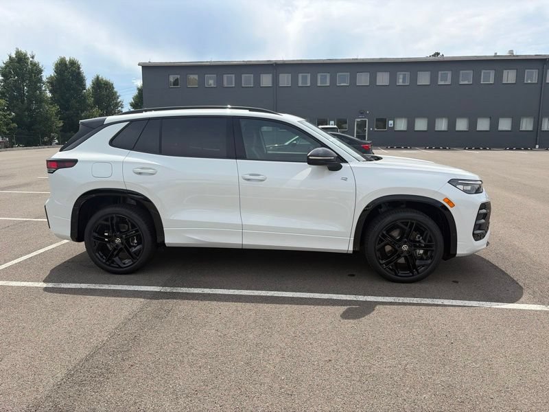 New 2026 Volkswagen Tiguan SE R-Line AWD/4WD image 2