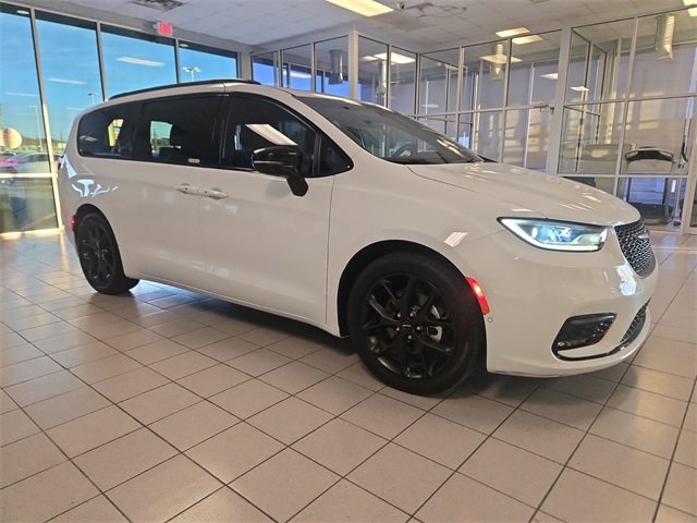 Used 2024 Chrysler Pacifica Limited w/ S Appearance Package image 2