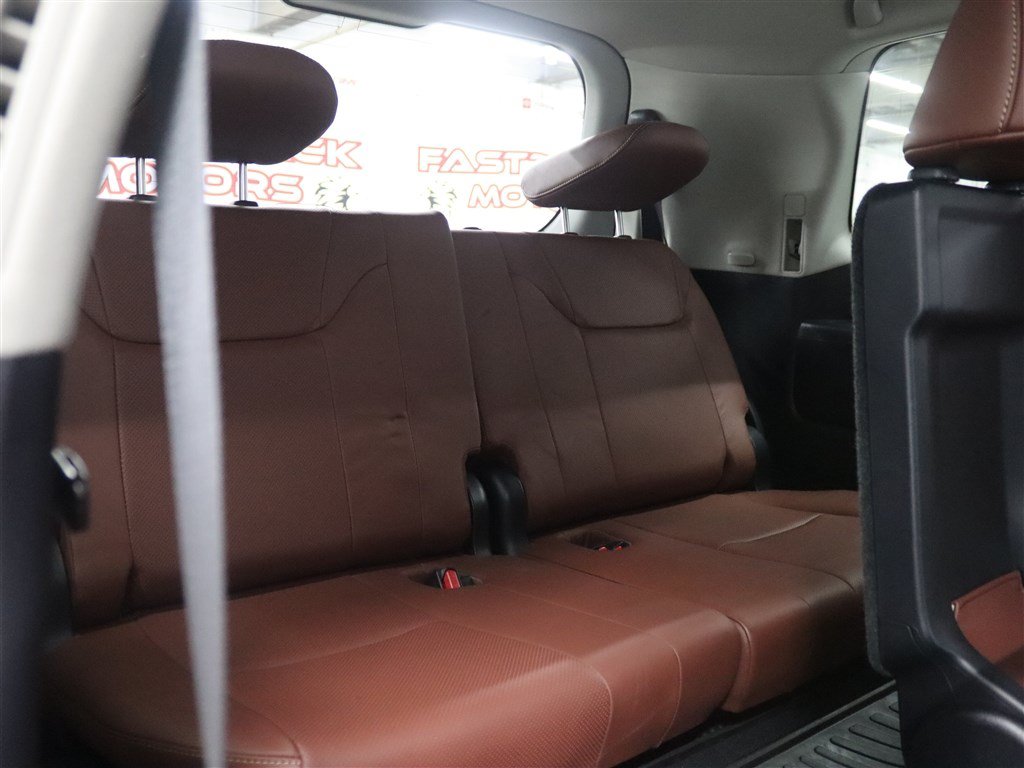 Used 2019 Lexus LX 570 4WD w/ Luxury Package image 24