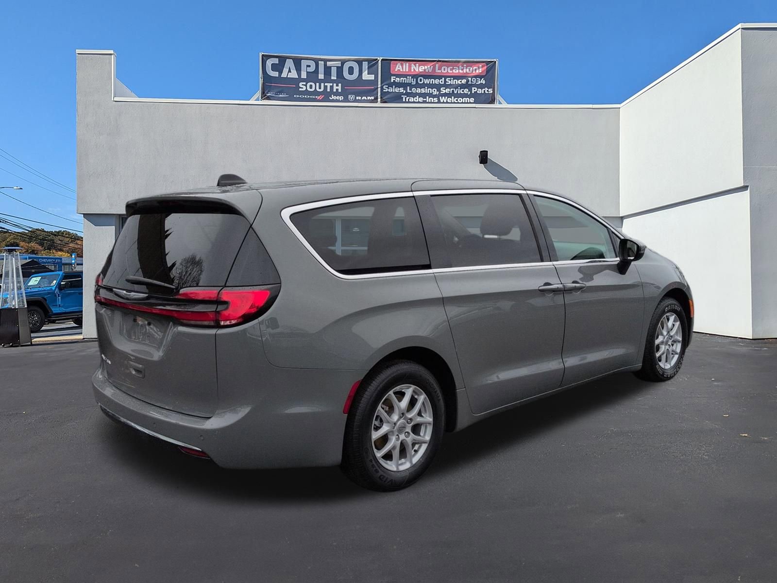 Used 2023 Chrysler Pacifica Touring-L image 3