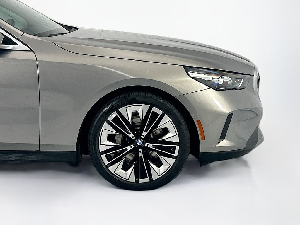 Used 2025 BMW 530i w/ Premium Package RWD image 11