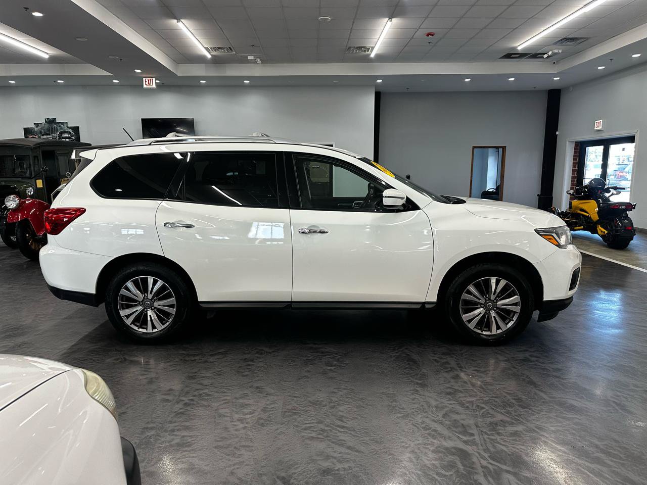 Used 2018 Nissan Pathfinder SV w/ SV Tech Package AWD/4WD image 4