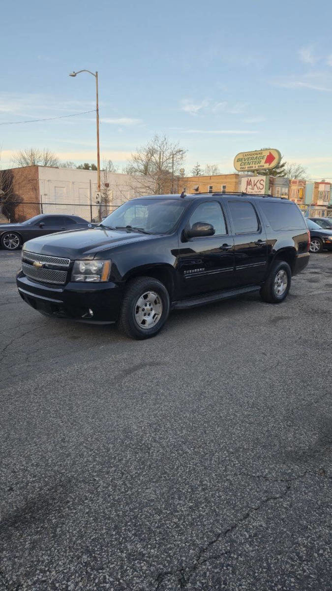 Used 2011 Chevrolet Suburban LT image 1