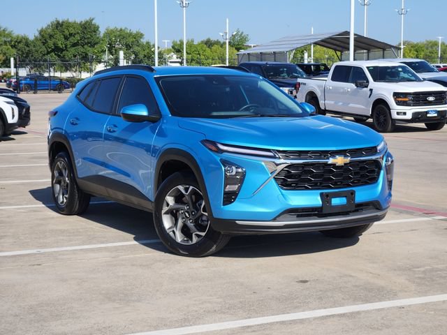 Used 2026 Chevrolet Trax LT w/ LT Convenience Package FWD image 2