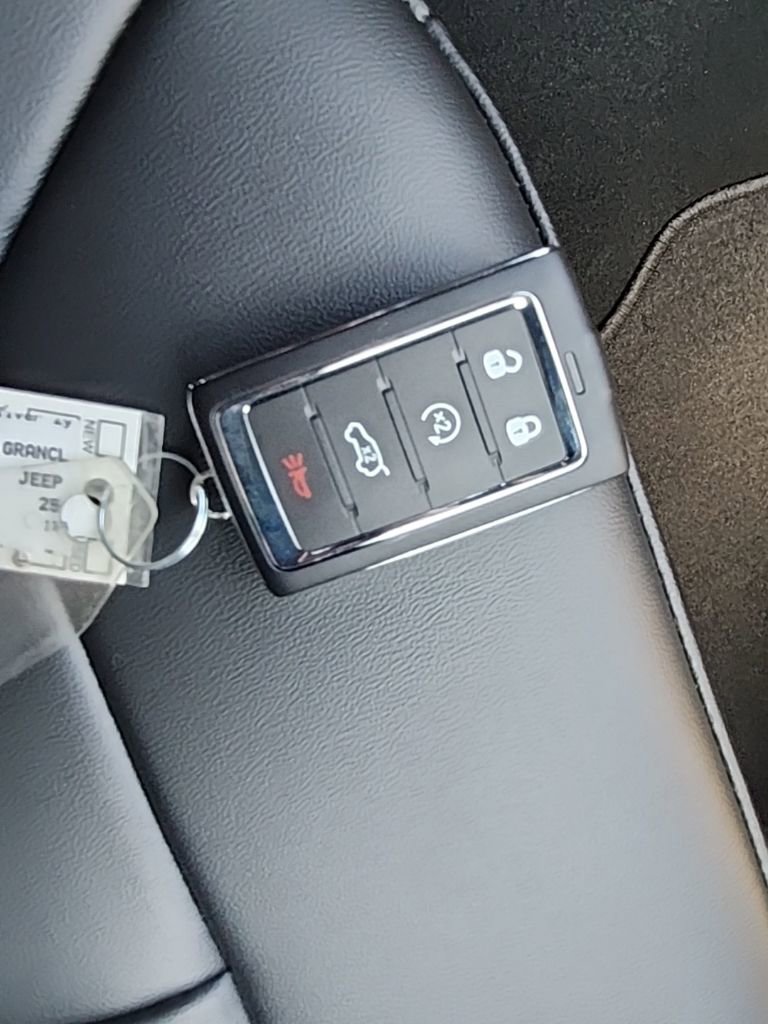 New 2025 Jeep Grand Cherokee L Limited w/ Black Appearance Package image 35