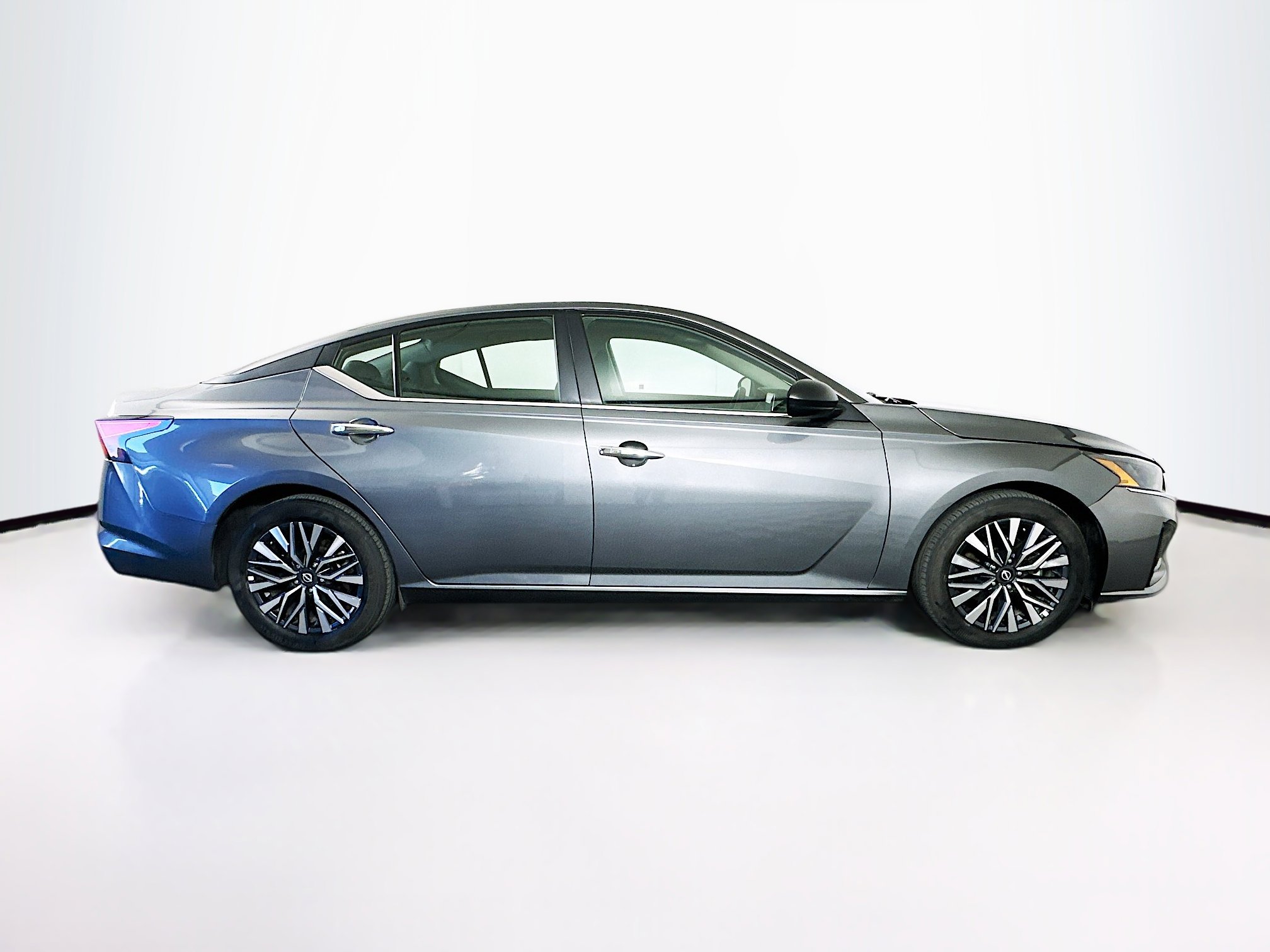 Used 2025 Nissan Altima 2.5 SV image 10