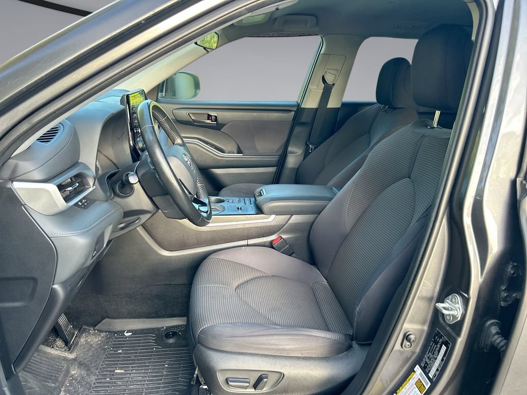 Used 2021 Toyota Highlander LE FWD image 11