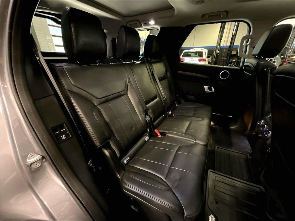 Used 2020 Land Rover Discovery HSE AWD/4WD image 16