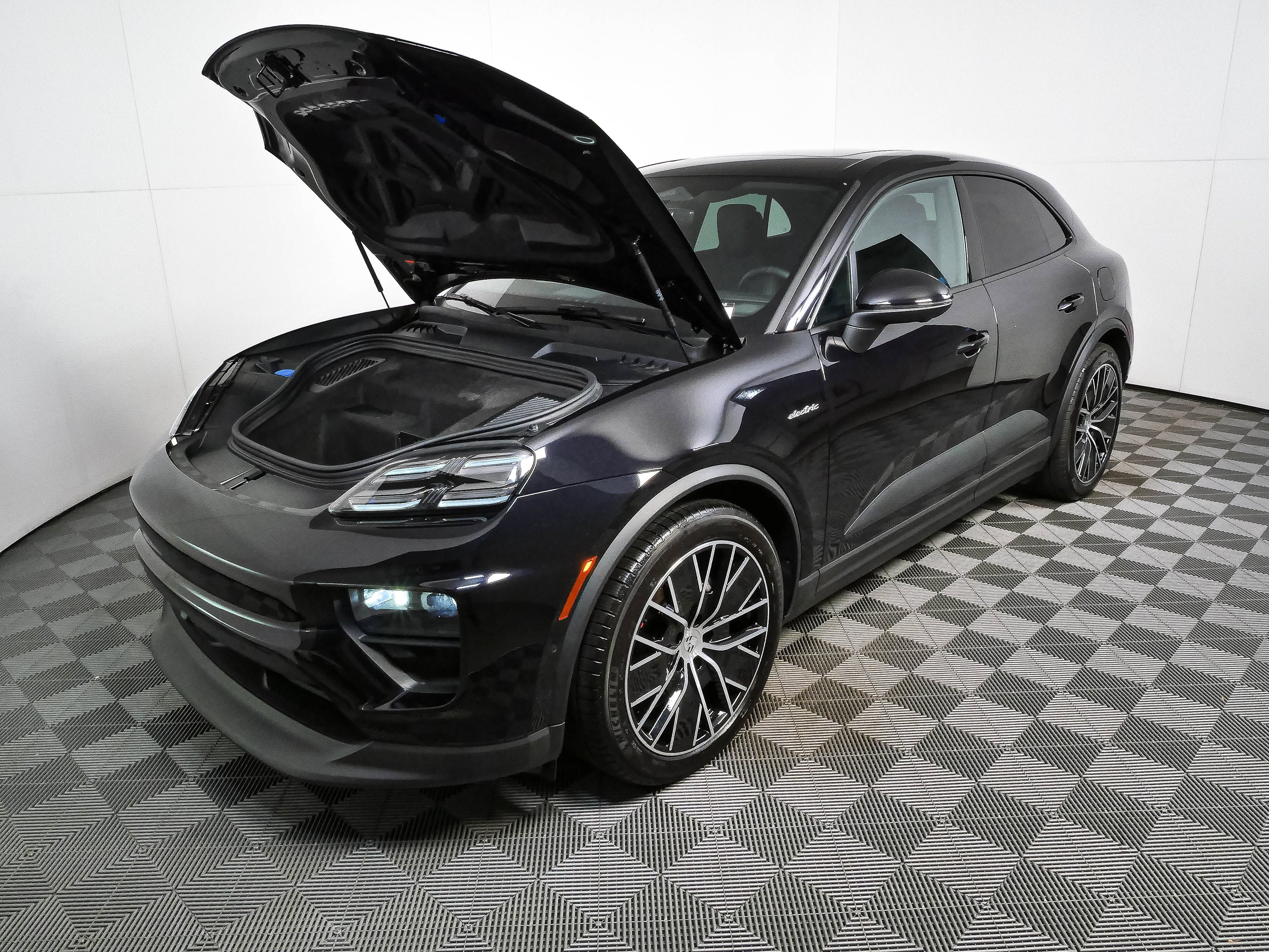 Certified 2025 Porsche Macan Electric RWD image 33