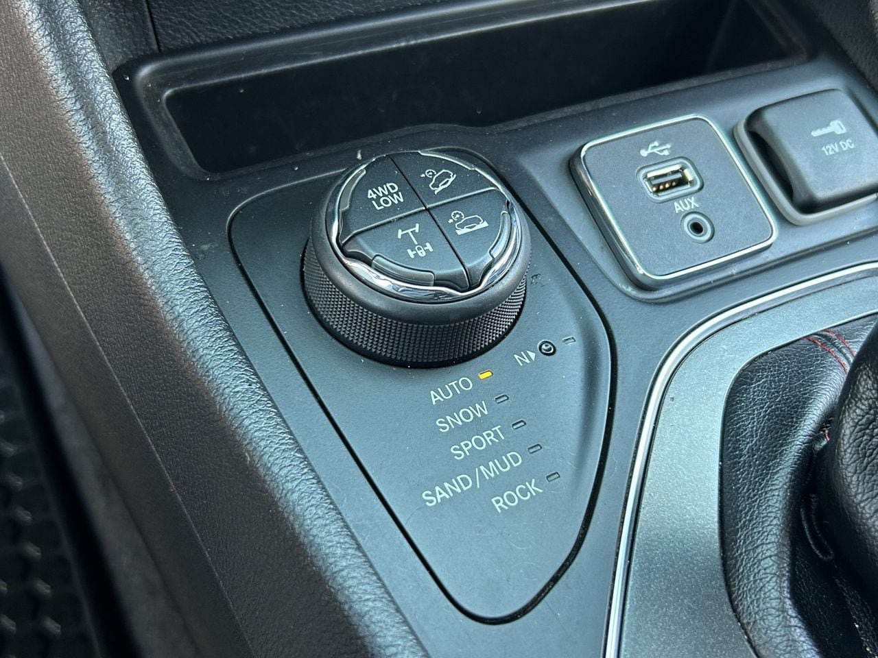 Used 2019 Jeep Cherokee Trailhawk w/ Comfort/Convenience Group AWD/4WD image 31