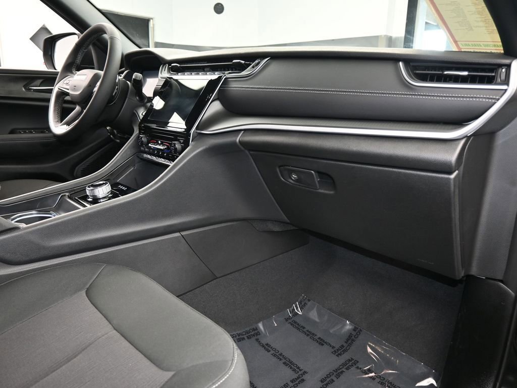 Used 2025 Jeep Grand Cherokee Laredo image 42