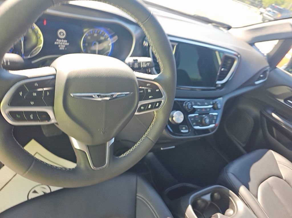 Used 2026 Chrysler Pacifica Select FWD image 2