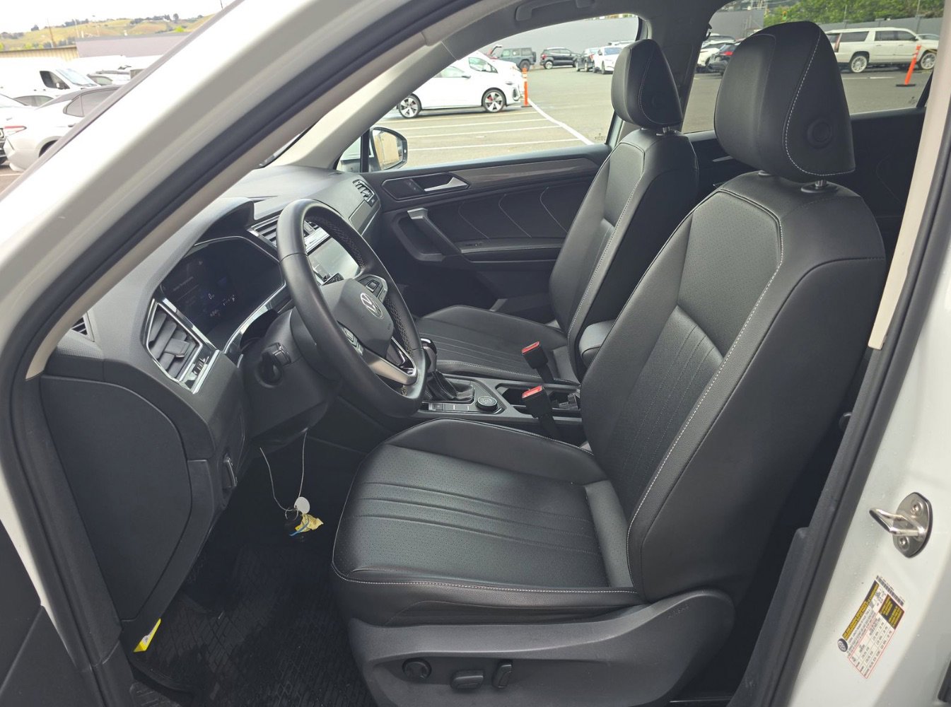 Used 2024 Volkswagen Tiguan SE AWD/4WD image 7