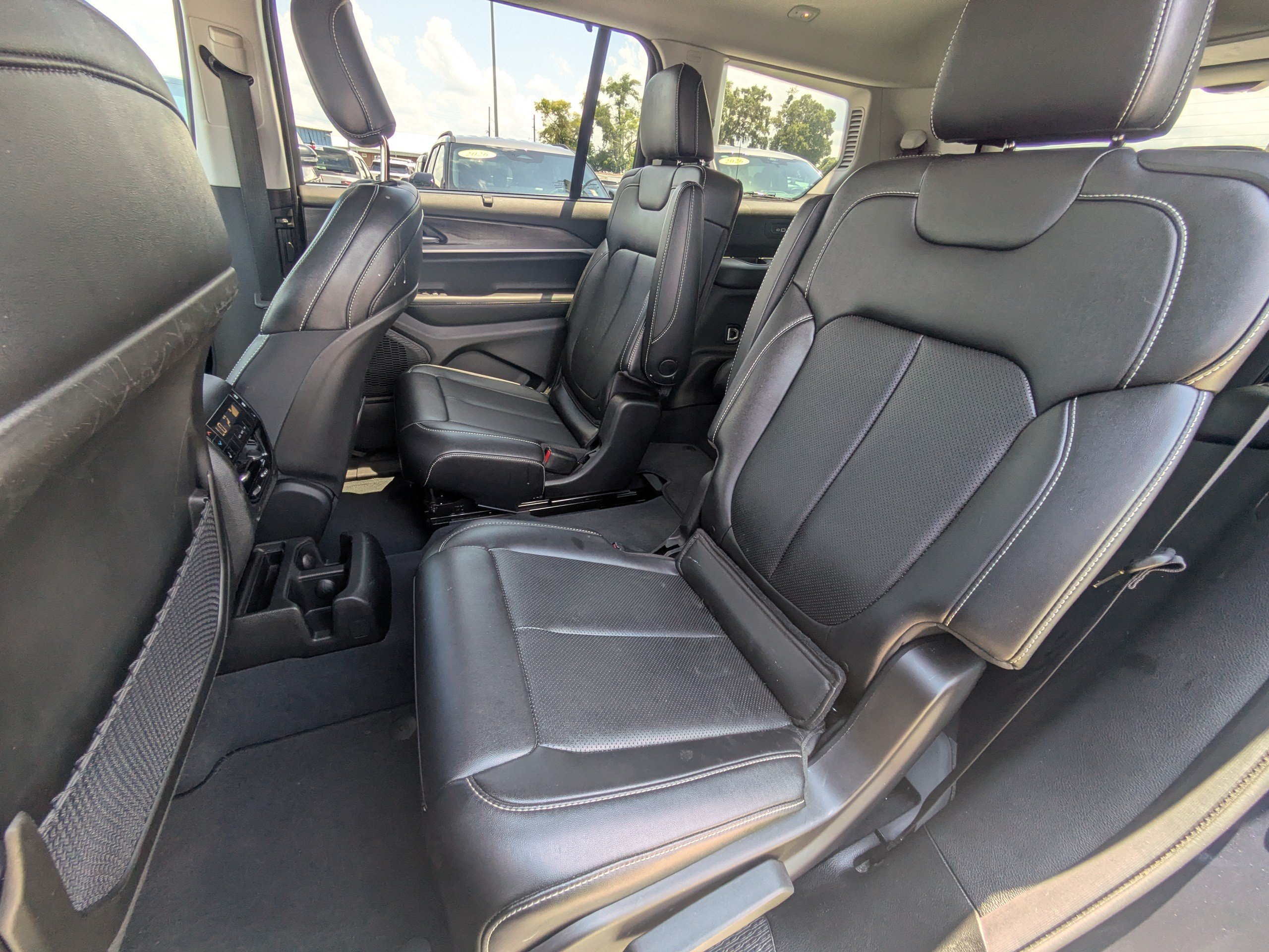 Used 2023 Jeep Grand Cherokee L Limited w/ Luxury Tech Group II AWD/4WD image 14