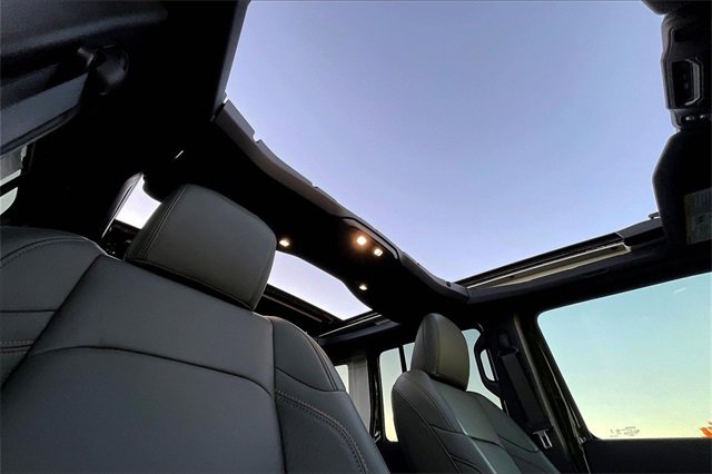 Used 2024 Jeep Wrangler High Altitude image 17