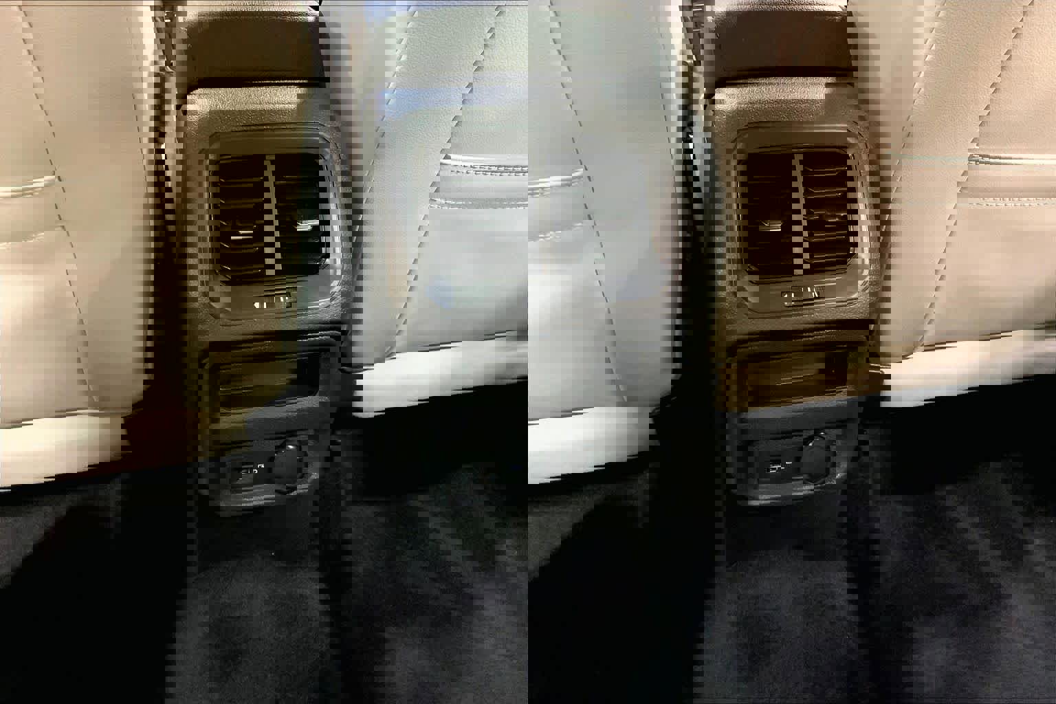 Used 2020 Volkswagen Tiguan SEL image 34