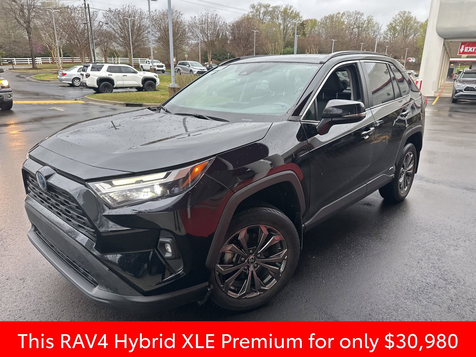 Used 2022 Toyota RAV4 XLE Premium image 16