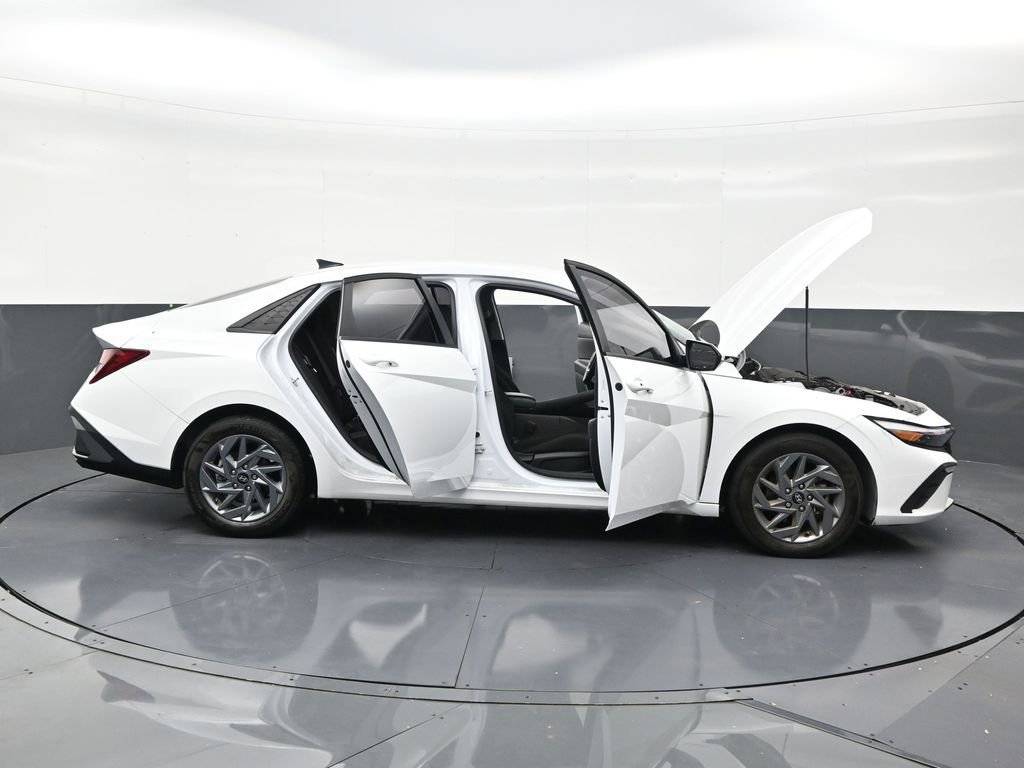 Used 2024 Hyundai Elantra SEL FWD image 30