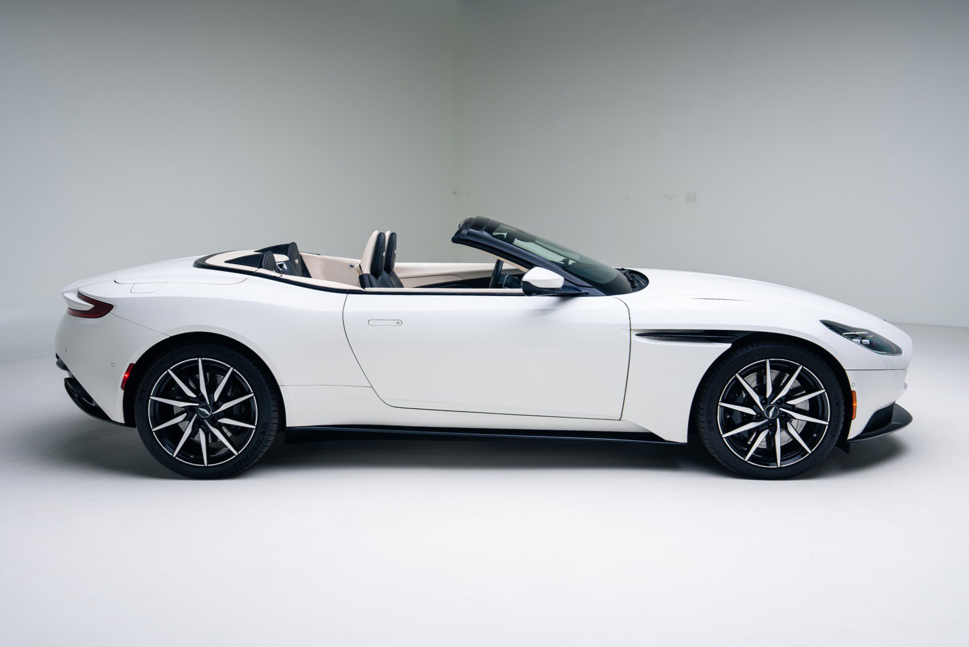 Used 2020 Aston Martin DB11 Volante image 19