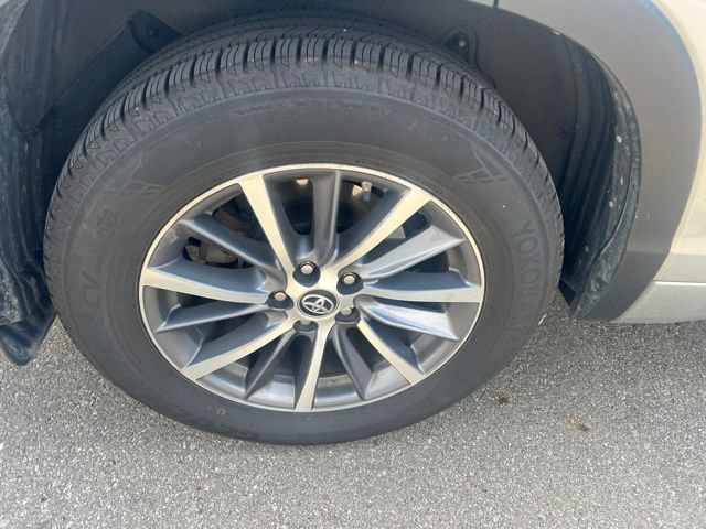 Used 2018 Toyota Highlander XLE AWD/4WD image 4