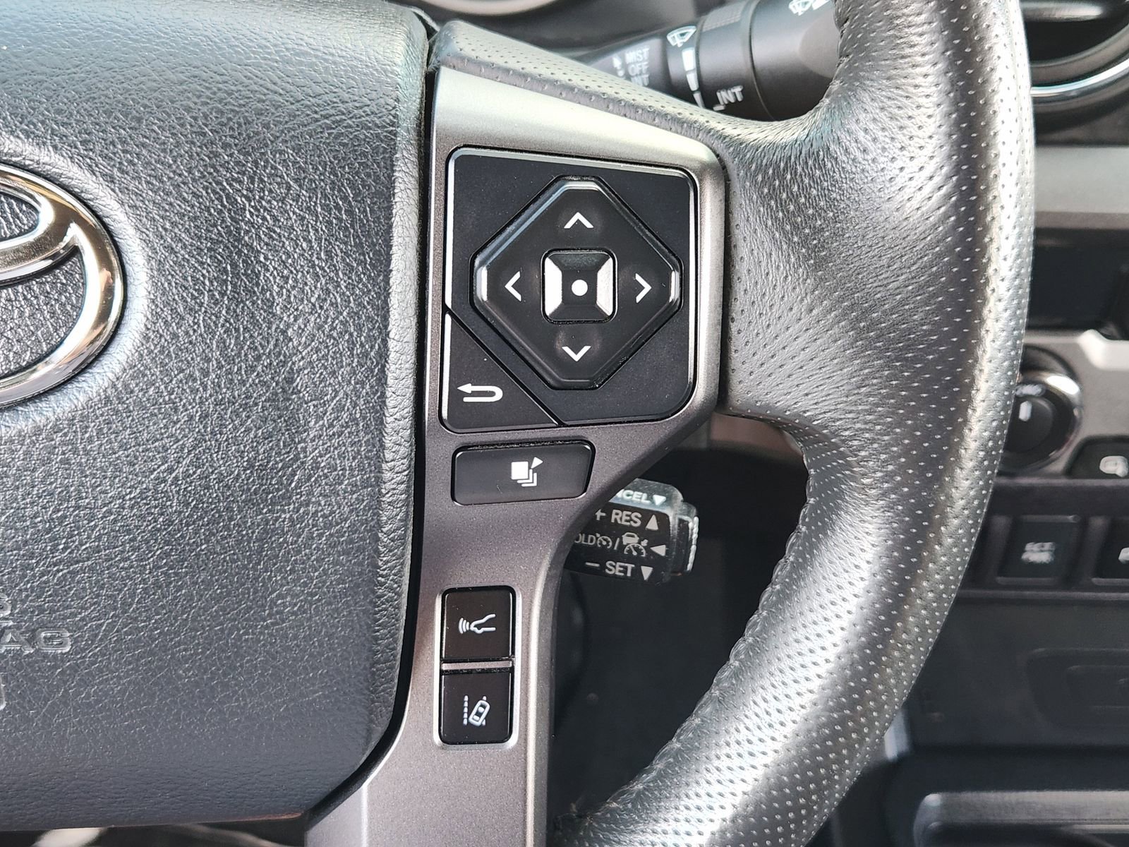 Used 2019 Toyota Tacoma TRD Sport w/ TRD Premium Sport Package AWD/4WD image 38