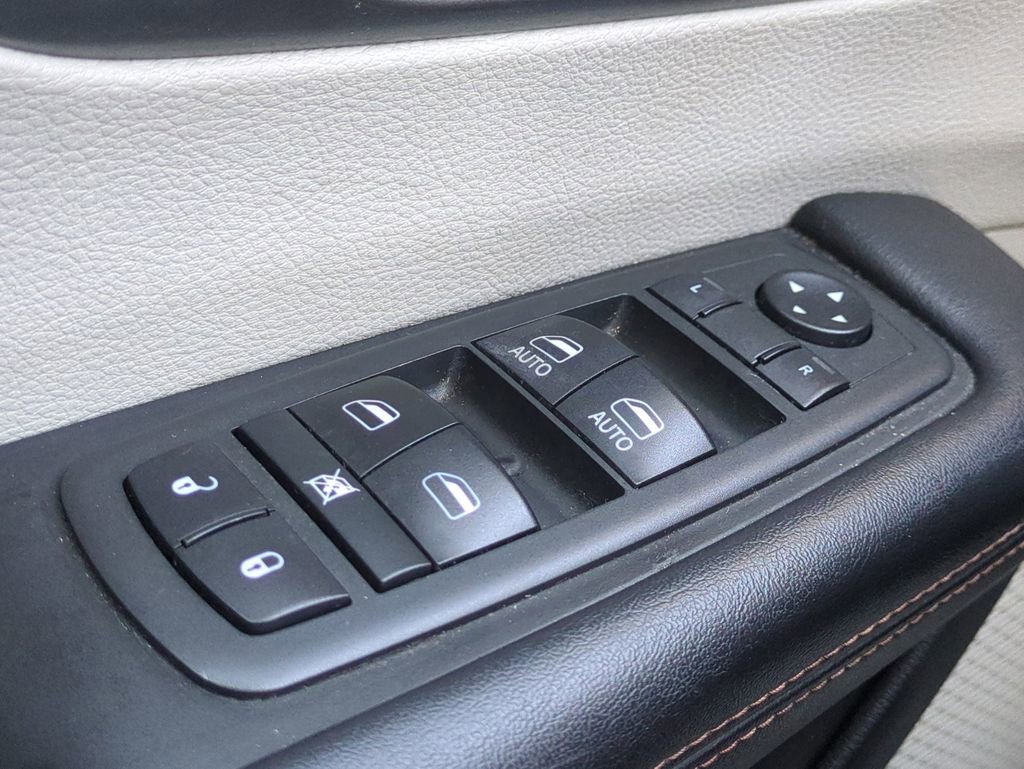 Used 2020 Chrysler Pacifica Touring image 26