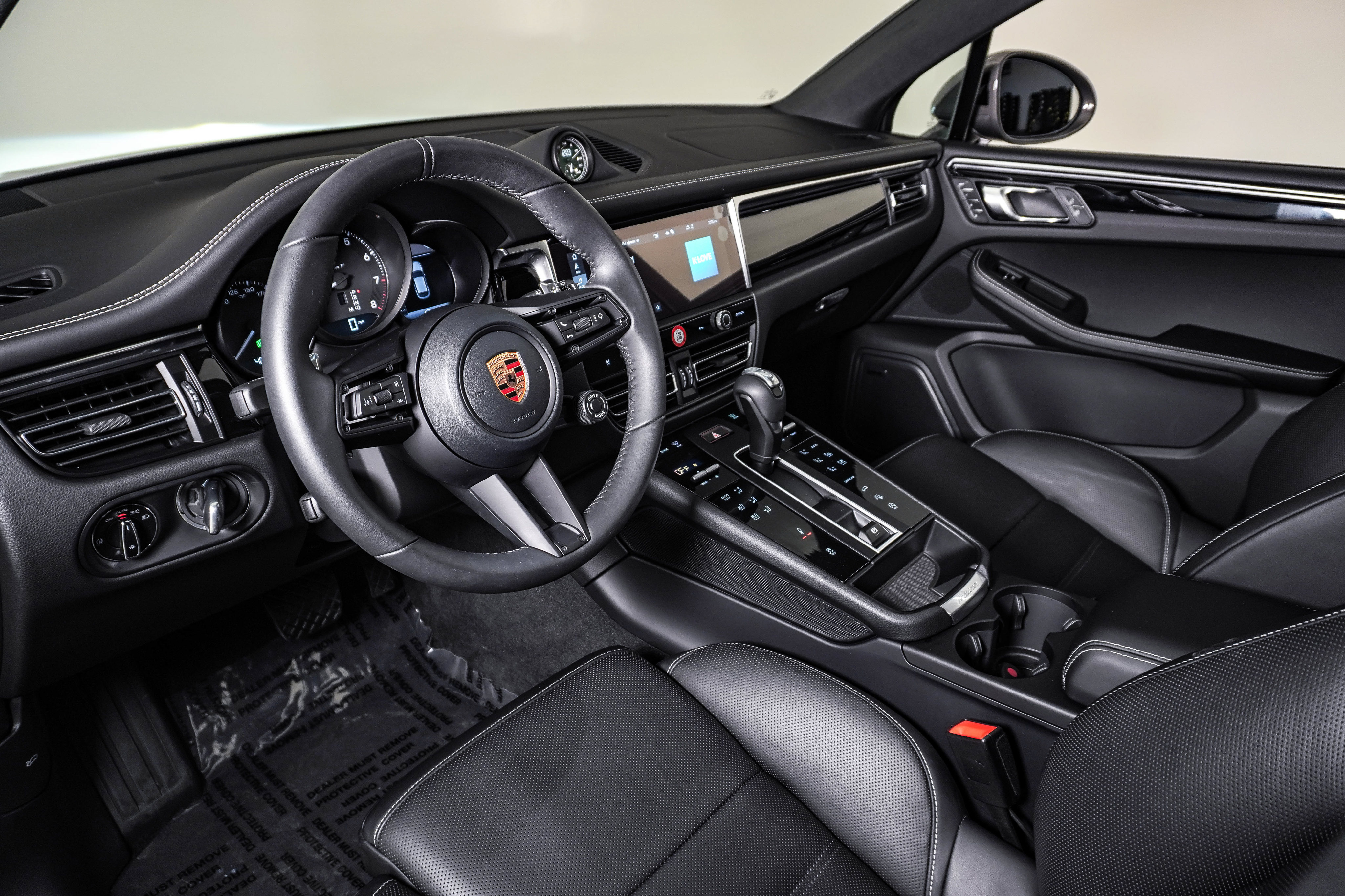Certified 2026 Porsche Macan Turbo AWD/4WD image 4