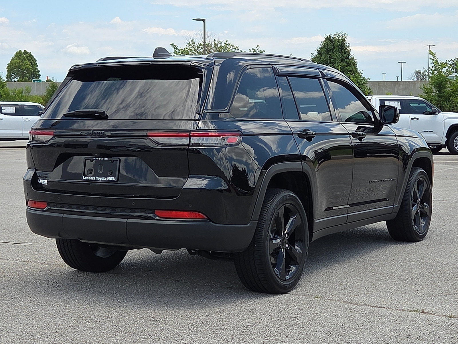 Used 2024 Jeep Grand Cherokee Altitude AWD/4WD image 5