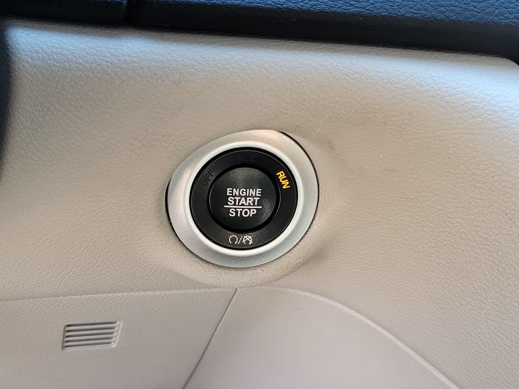 Used 2023 Chrysler Pacifica Touring-L FWD image 32