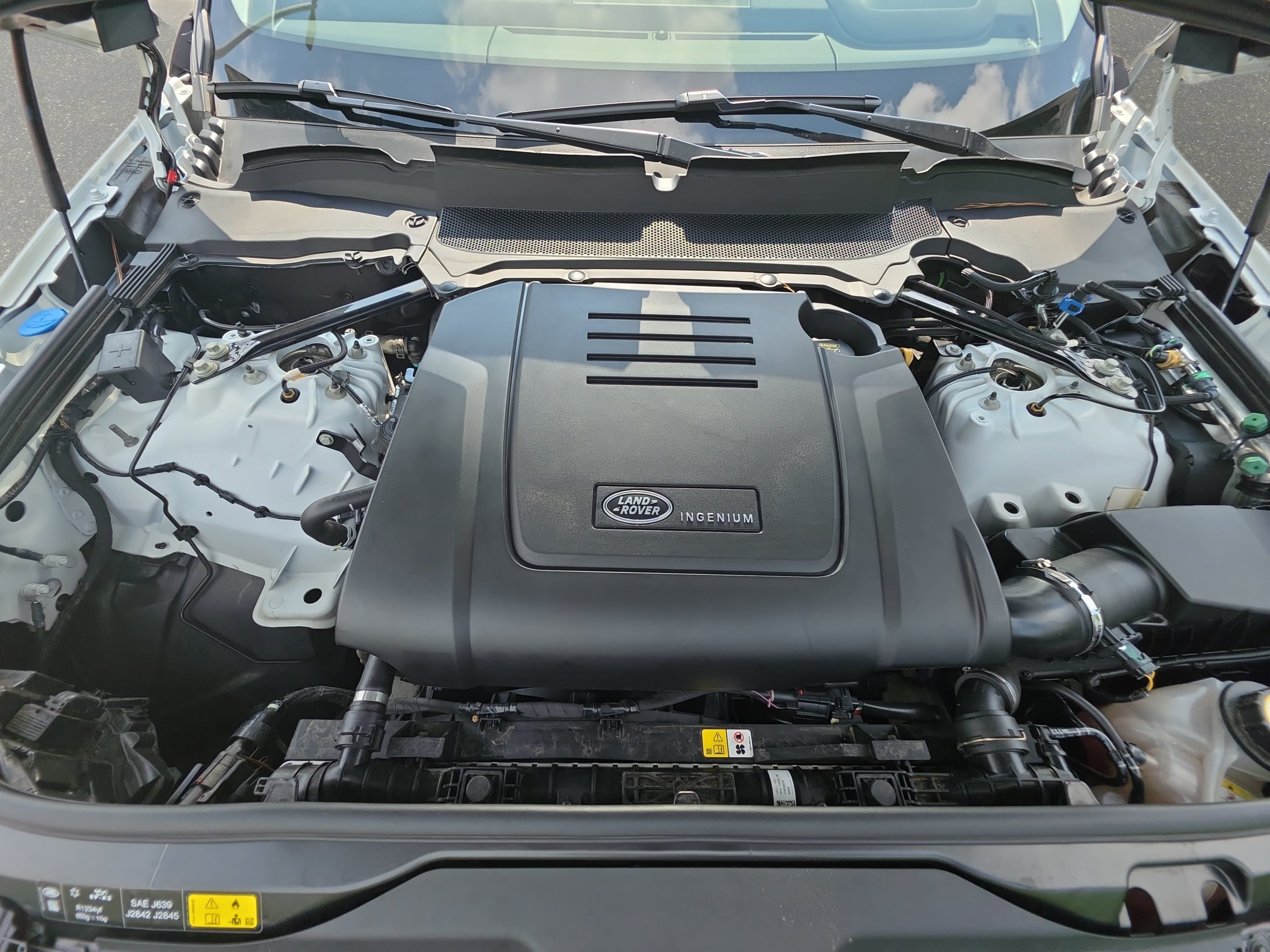 Certified 2025 Land Rover Discovery S AWD/4WD image 33